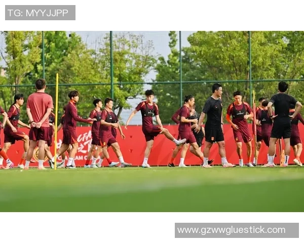 国足抵达悉尼备战首场训练全力以赴迎接即将到来的比赛